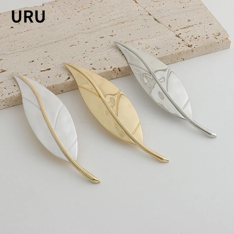 

European and American Design Modern Jewelry Simple Metal Leaf Brooch Exaggerative Elegant Accessory For Women 2025 Trend New