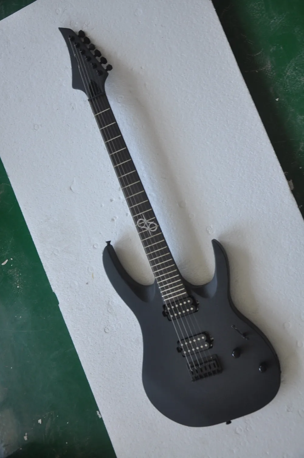 6 Strings Electric Guitar with Black Hardware, Rosewood Fretboard, Provide Customized Service
