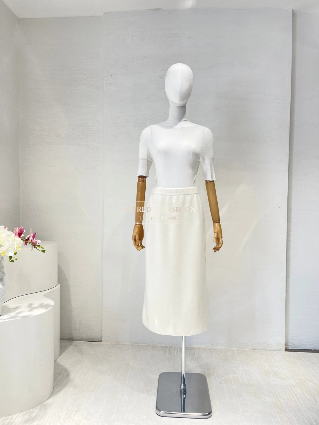 

Женская одежда Белая трикотажная юбка-миди с разрезом по подолу