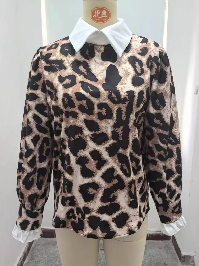 Elegancka długa sukienka damska w panterkę, codzienna, z poliestru, o prostym kroju, z kołnierzykiem, o regularnej długości.