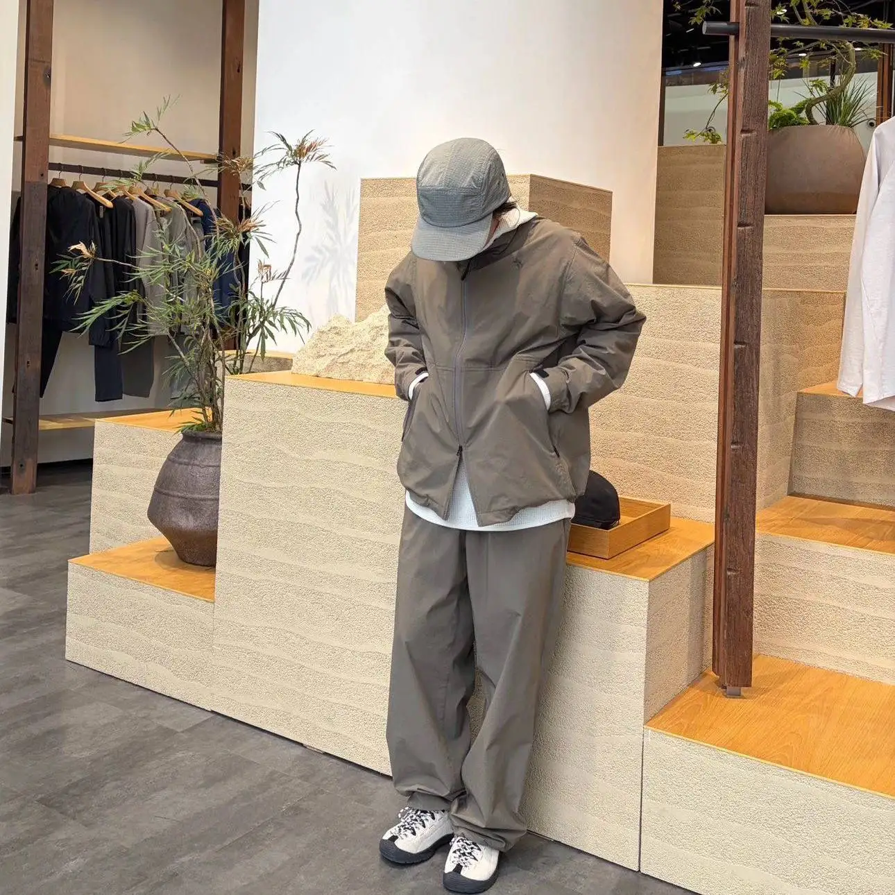 Lightweight Elastic Drawstring Sports Pants Jacket Outerwear Set for Men And Women Embroidered Logo Casual Loose Fit