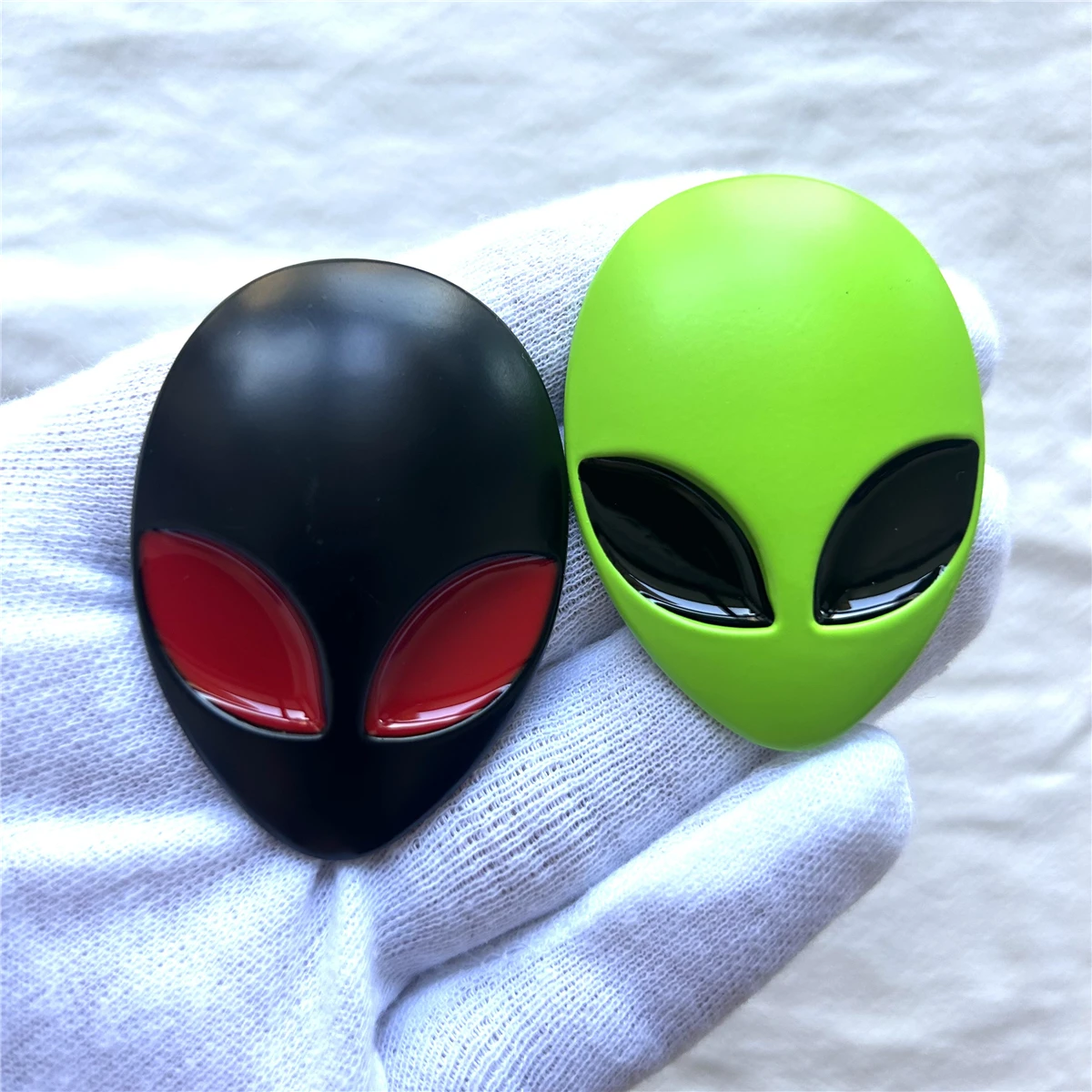 The alien head metal car logo decorative sticker is suitable for the side decal of the rear of the car trunk