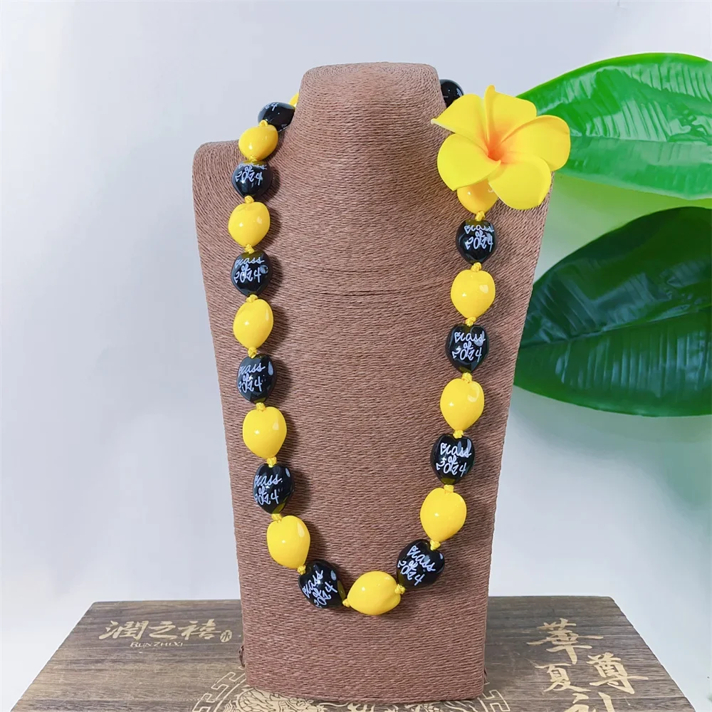 

3pcs/lot Class of 2024 Printed Graduation Leis With Yellow Acrylic Hawaiian Kukui Nut Lei Customized School Colors Fast Shipping