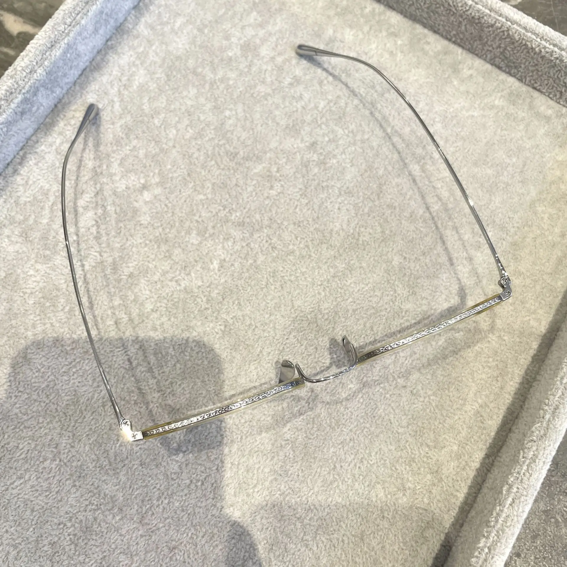 Exquisito marco de anteojos recetados tallados, medio marco de alta calidad, gafas de titanio puro, monturas para ojos, gafas ópticas para mujer