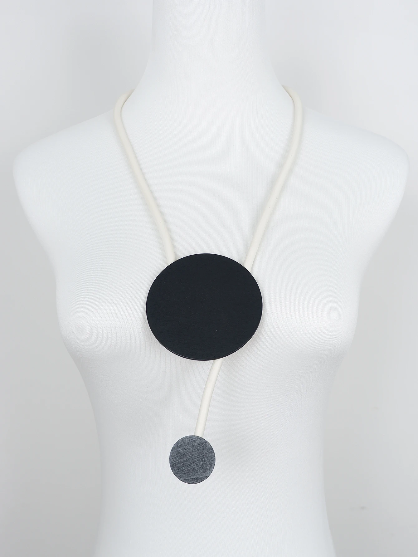 UKEBAY Minimalistische Halskette mit Kreisanhänger aus Gummi, moderne, minimalistische, leichte Mode-Schmuck-Halskette, Festival-Geschenk, Halskette für den täglichen Gebrauch – Detail 10