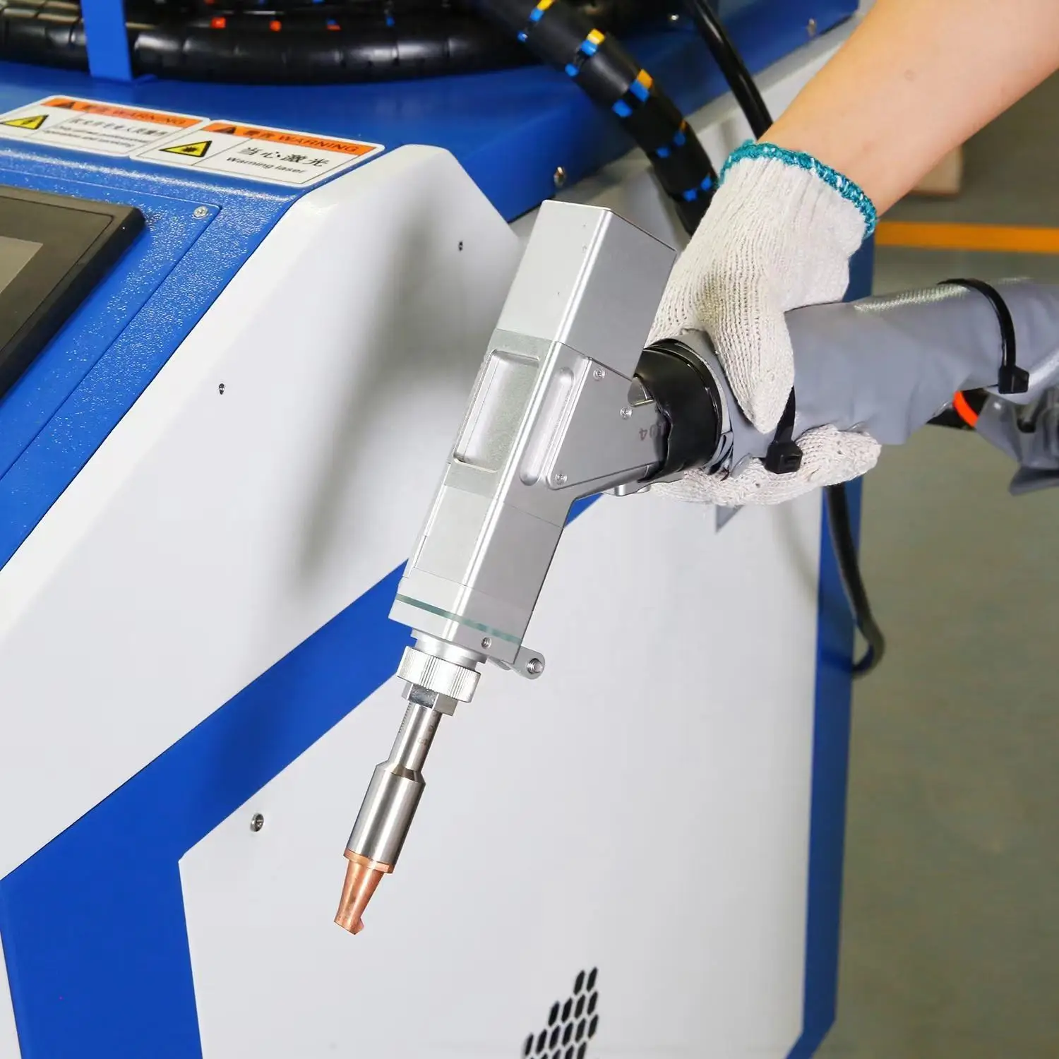 The hand-held laser welding gun is suitable for welding stainless steel and metal