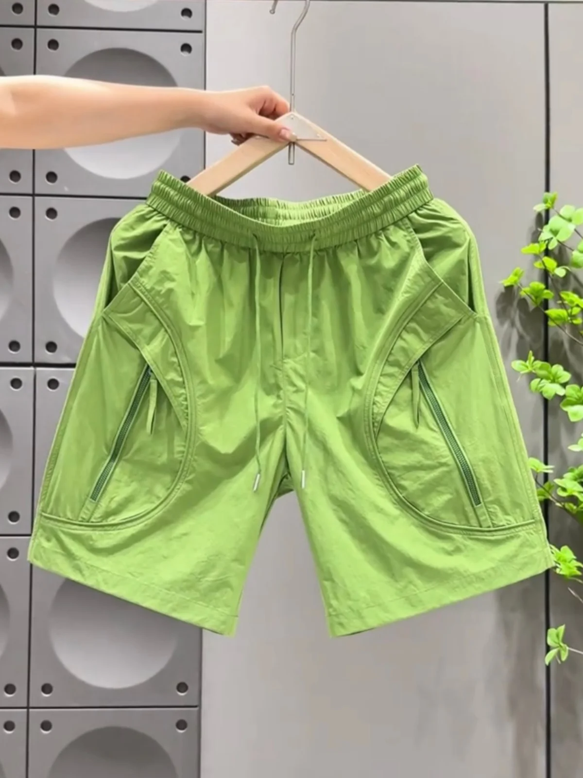 Summer Casual Outdoor Style Men's Loose Fit Five Inch Beach Shorts with Pockets Zipper Polyester Fiber Breathable Shorts
