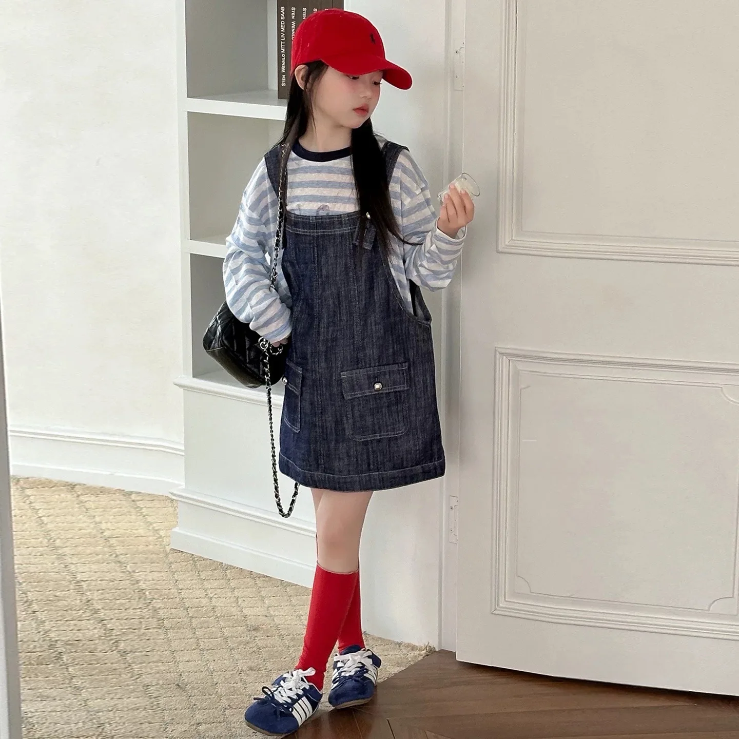 

Подростковый джинсовый комбинезон-платье для девочек, синий, универсальный, с короткой юбкой, свободный повседневный крой, новинка 2026 года, детский джинсовый комбинезон-юбка