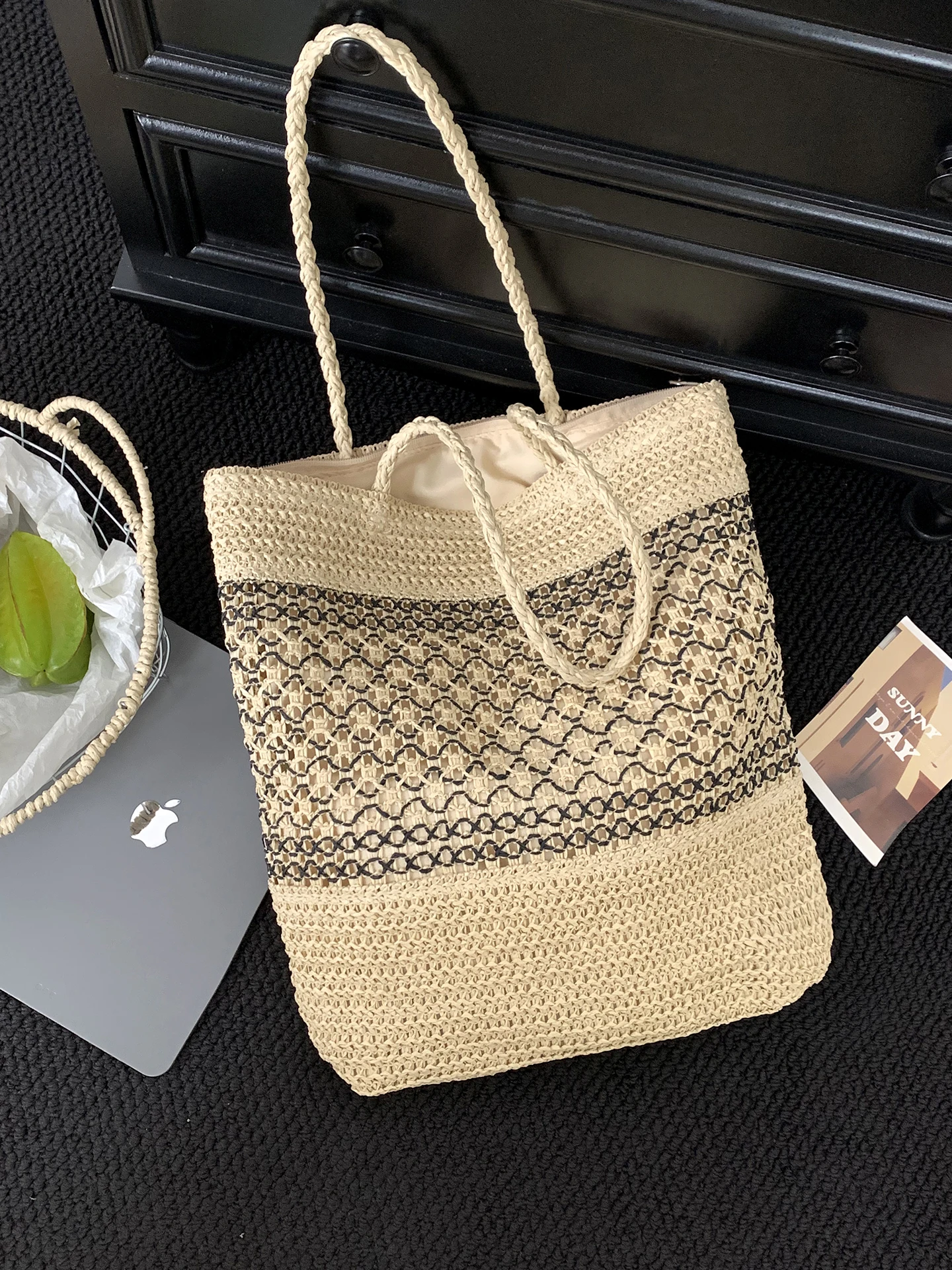 Handwoven Large Capacity Tote Bag Women's Spring Summer Beach Vacation Style Straw Single Shoulder Bag Commute Fashion Tote Bag