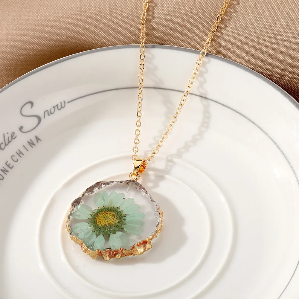 Fresh Natural December Immortal Flower Necklace Transparent Drip Glue Countryside Style Daisy Carnation Flower Pendant Jewelry