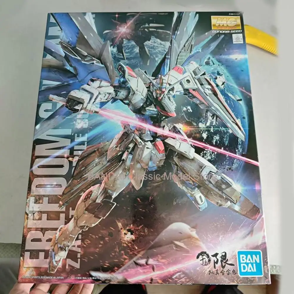 Bandai Freedom Gundam figura de acción MG Pink Sakura 2,0 Freedom Gundam modelo Kit juguete pintura modificación acción y figuras de juguete