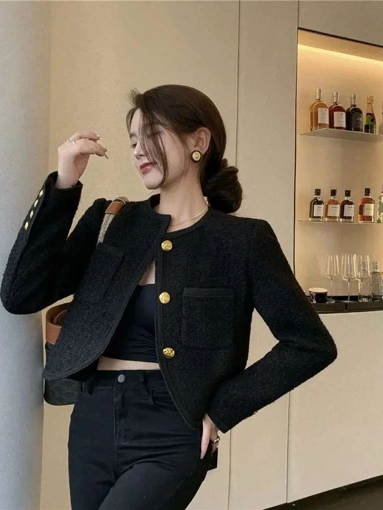 黒ウールショートコート女性の壊れやすいファッションアウターリサスタイル耐久性のある素材冬シーズンレギュラー厚さ