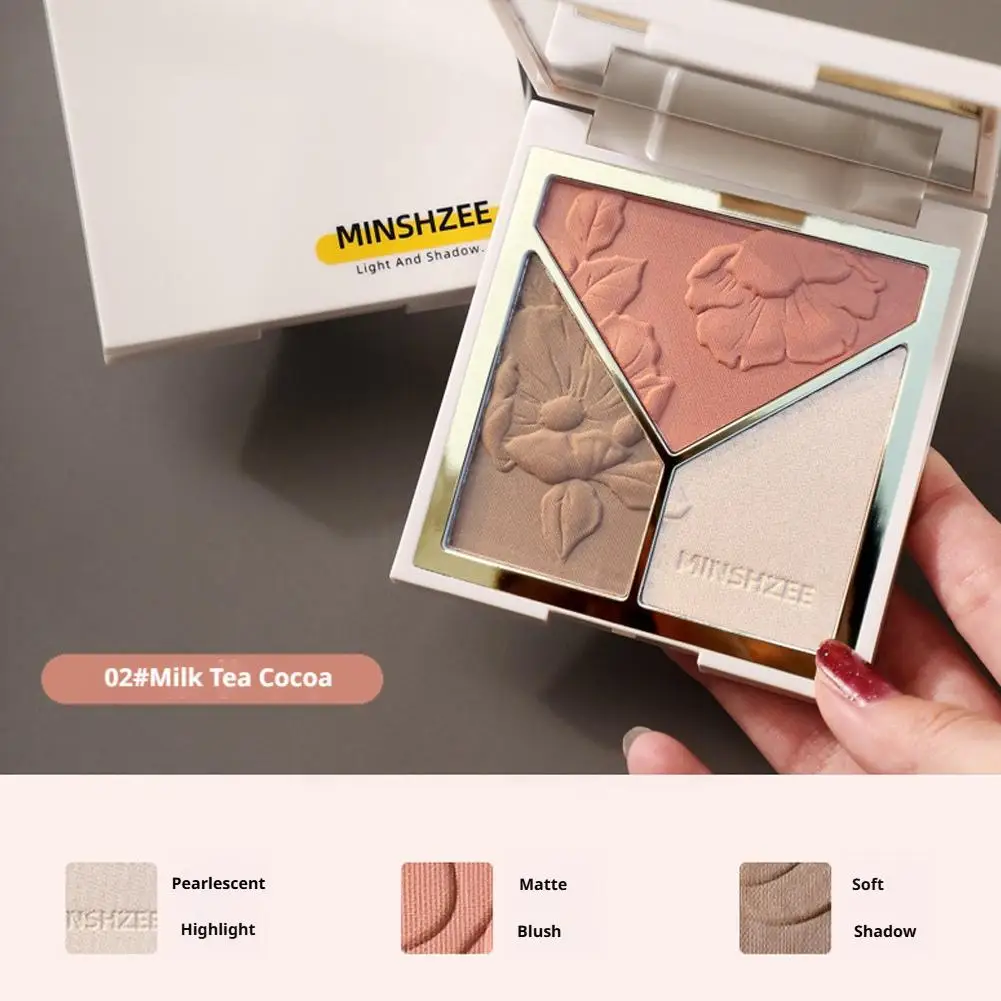 Paleta de maquillaje de tres colores: rubor mate con brillo fino, sombra para nariz y iluminador facial.