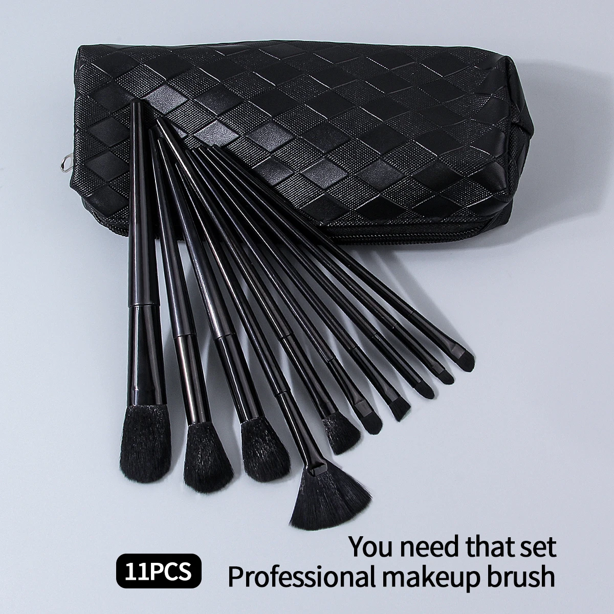 Le ensemble de pinceaux de maquillage professionnels de 11 pièces comprend 10 pinceaux de maquillage noirs et 1 sac de rangement portable pour pinceaux de maquillage
