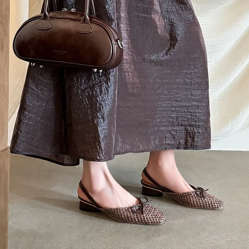 صنادل نسائية بتصميم حزام خلفي بفيونكة منسوجة صيفية جديدة برأس مربع وفم ضحل حذاء فردي مريح وأنيق ورائع