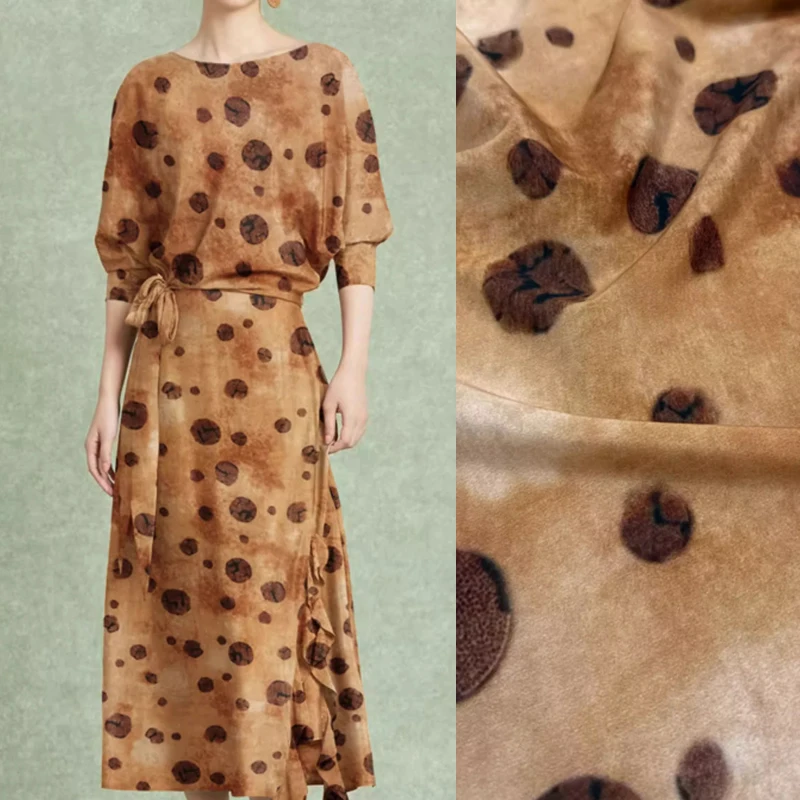 

Тонкая шелковая крепдешинная ткань кофейного цвета шириной 140 см, 18 мм, с принтом кофейных зерен для шитья летних классических брюк, пижамы R2511