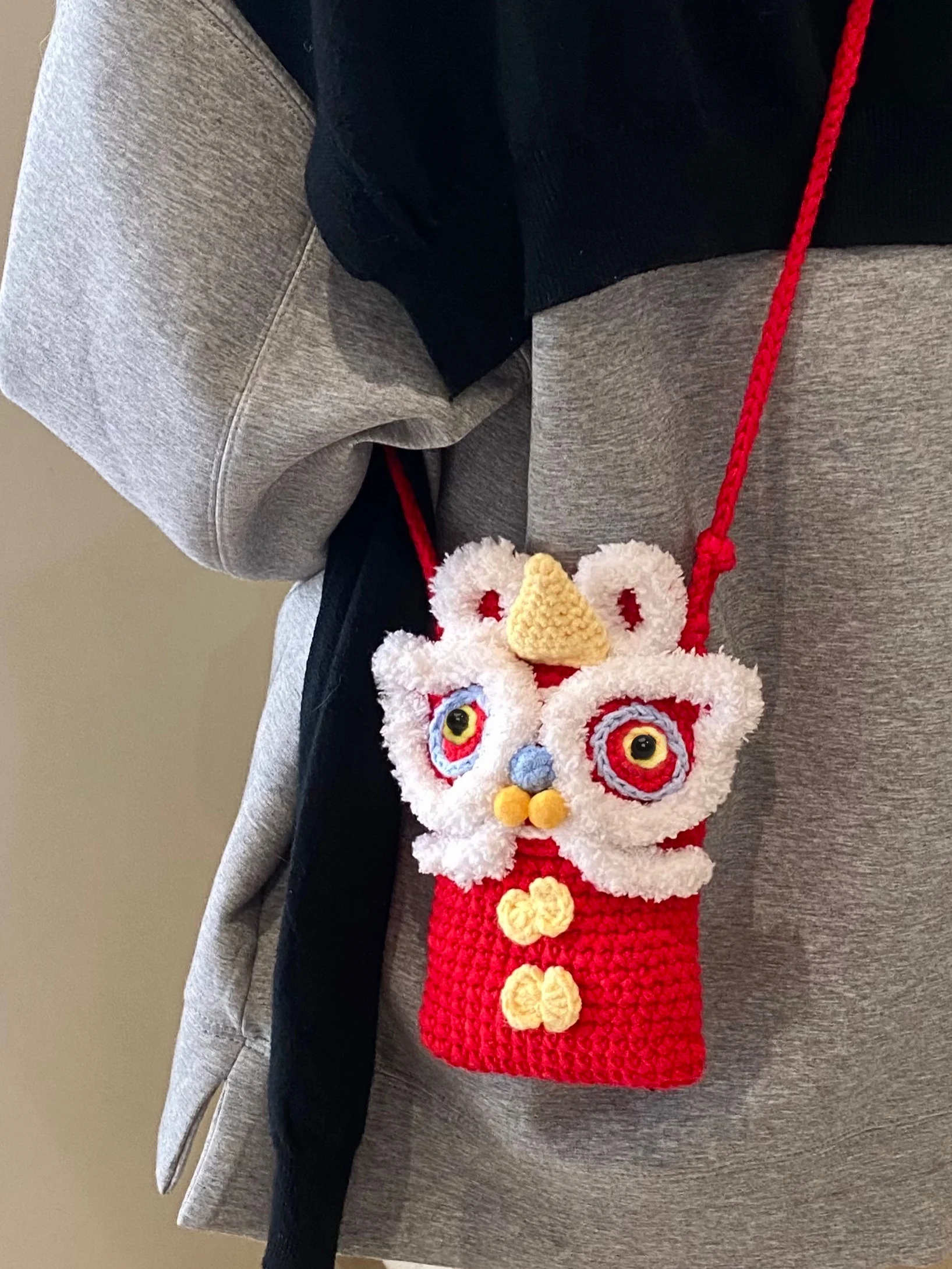 

Hand Knitted Lion Head Clutch Bag Cute Girl's New Year Red Envelope Crossbody Phone Bag Soft Fabric Strap Lock Closure