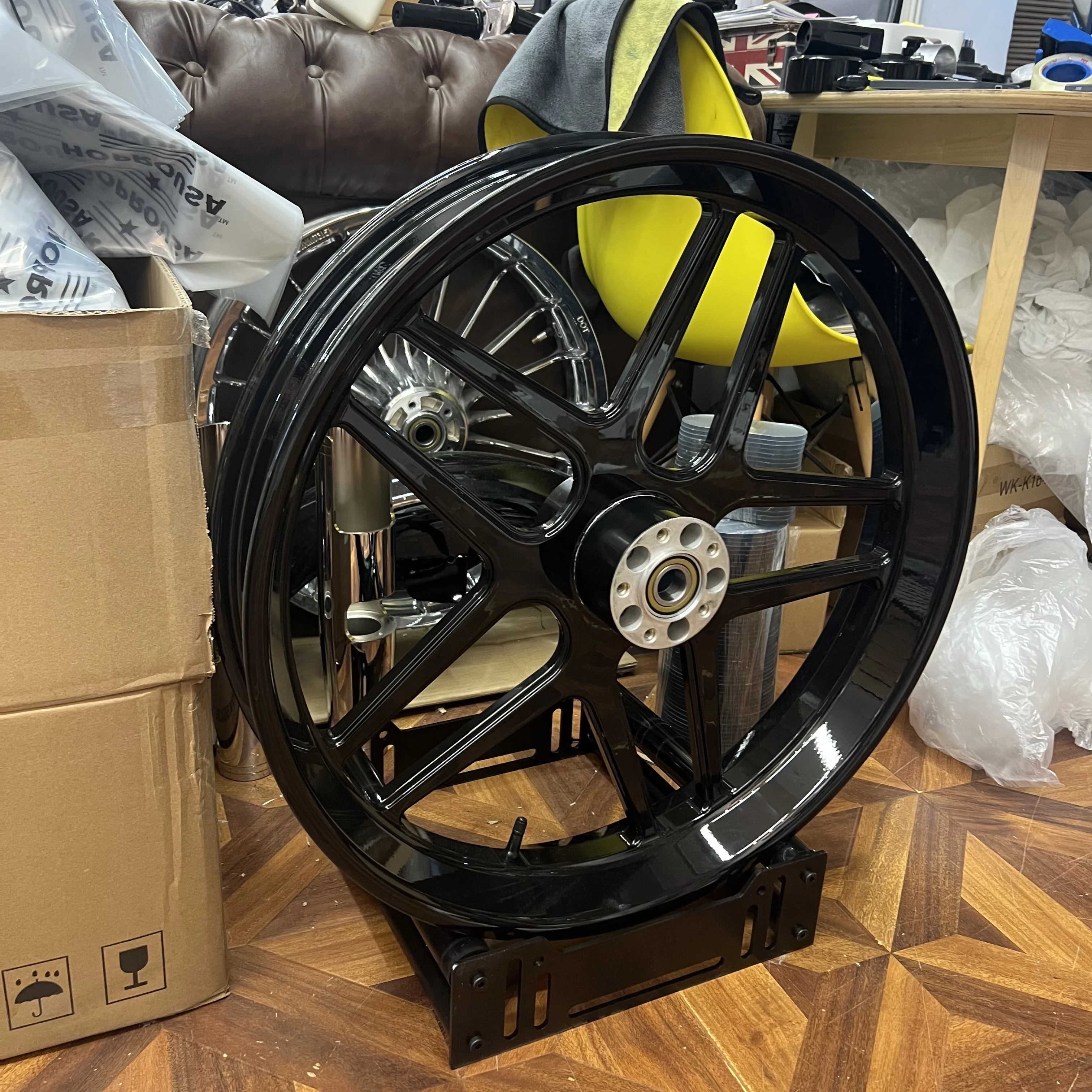 23*3.75 Front Rim Stabilizer Forged Motorcycle Wheels with Gloss Black Finish for NightRodden 2014