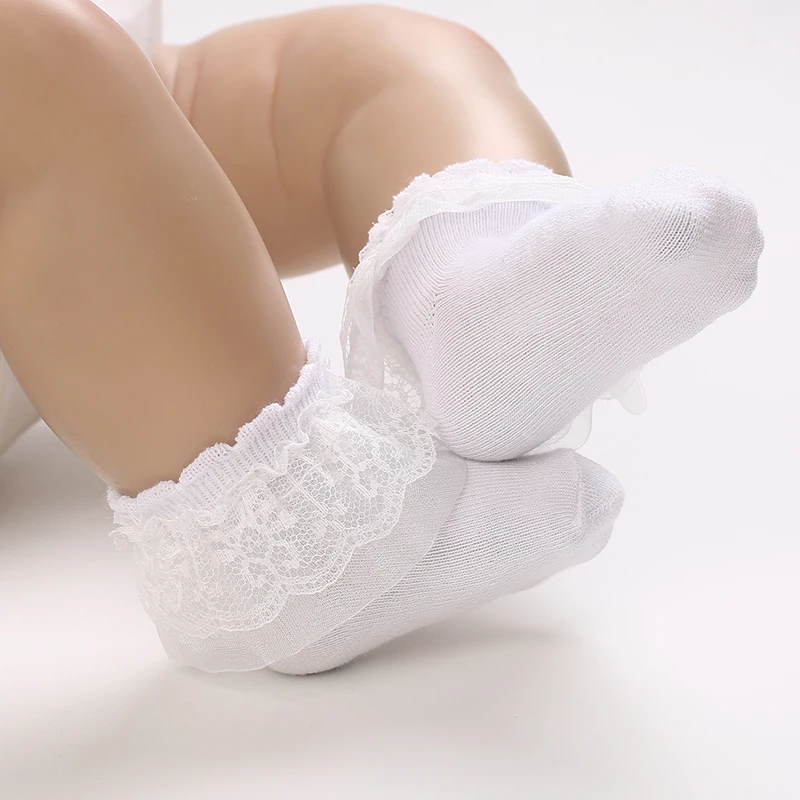 4 Paar süße Spitzen-Baumwoll-Babysocken für 0–1 Jahre alte Jungen und Mädchen, kurze Socken für Neugeborene, weiße Taufe – Detail 6