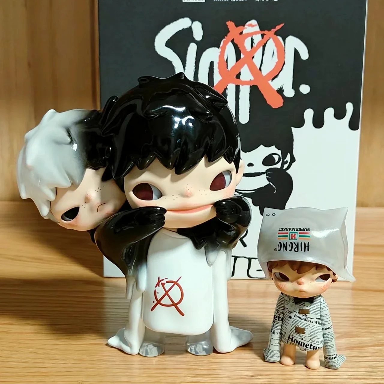 

Hirono Simper Fake Smile Black White PTS Exhibition Exclusive Figure Limited Edition Set Innerflow ArtToy Decoration