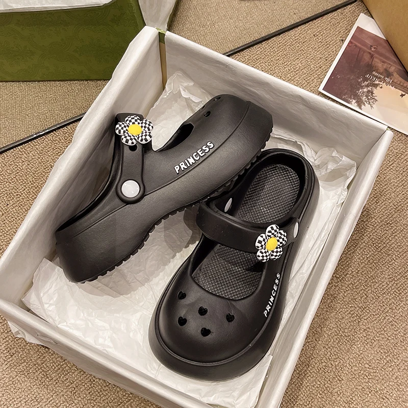 A pair of children's summer open-toe hole shoes, soft and comfortable slippers, sizes 30/31-40/41，QT-325
