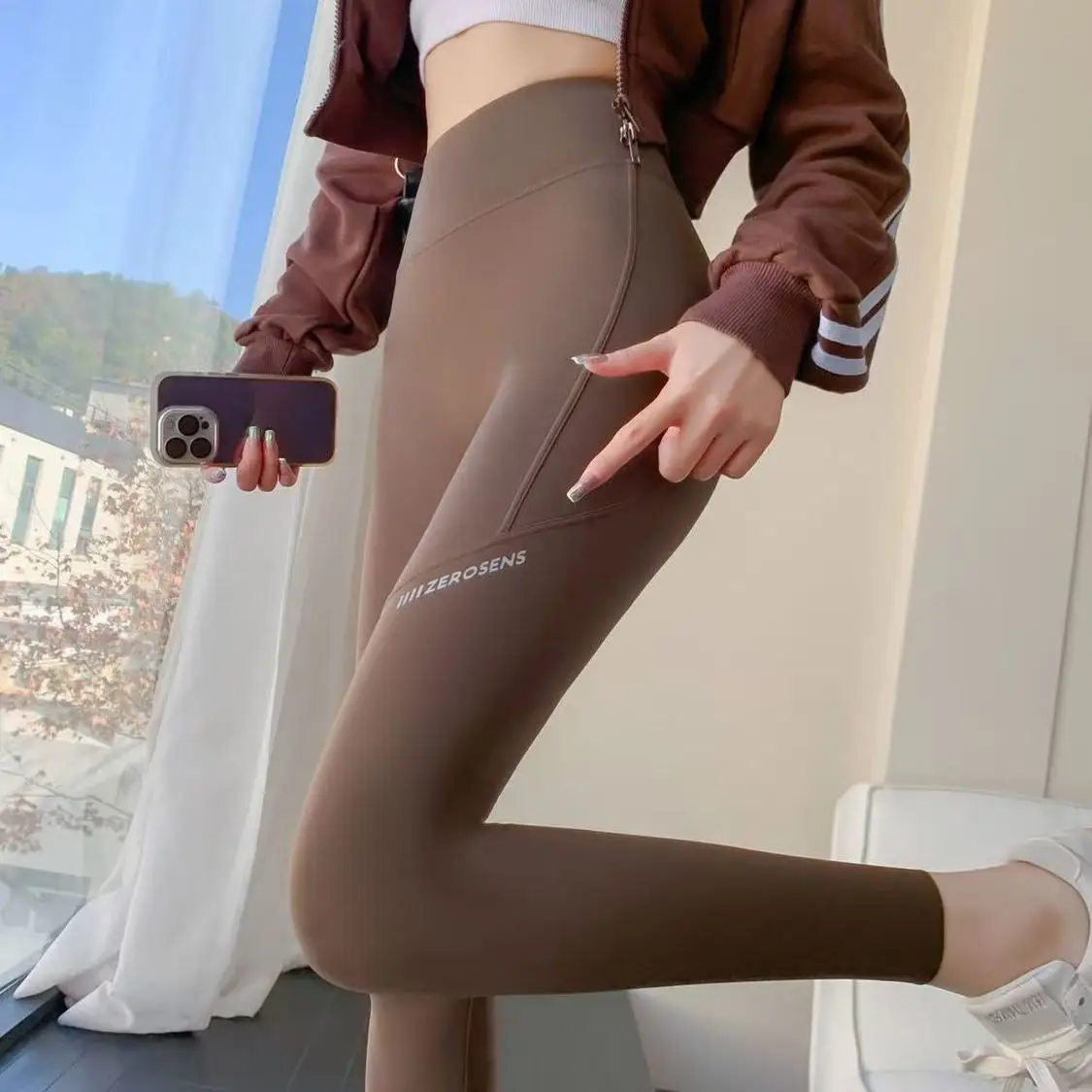 سراويل ضيقة نسائية كبيرة الحجم على شكل جرس سفلي ملمس الجلد الخارجي قطع جانبية مضادة للانزلاق كمال الأجسام ثلاثة أرباع فحم منتصف العجل