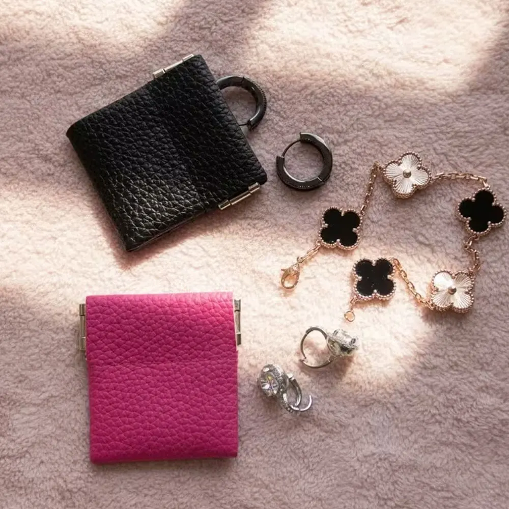 

Модная и креативная мини-сумочка для хранения украшений, из искусственной кожи, небольшой мешочек для хранения сережек, колец и аксессуаров, с застежкой в виде гитарного медиатора, удобная для ежедневного ношения.