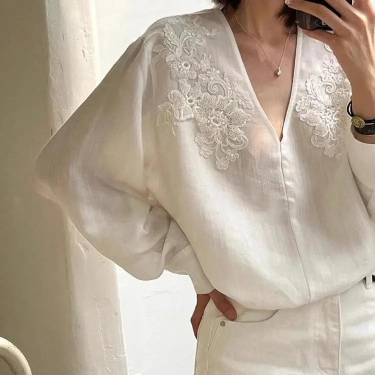 

White Shirt 2025 New Women's Summer Retro V-neck Embroidered Flower Pullover Loose Top