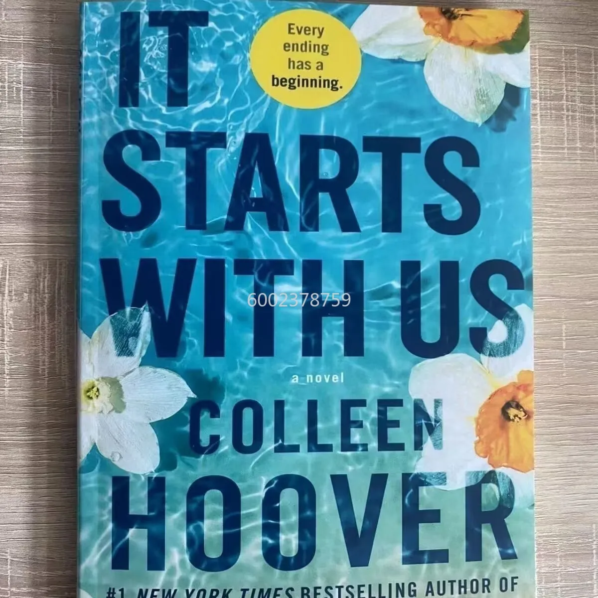 

Начинает с нами. Начинает с нами. Английская физическая книга Colleen Hoover.