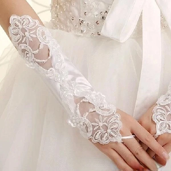 ถุงมือเจ้าสาว Fingerless สั้นลูกไม้ Appliques งานแต่งงานถุงมือถุงมือราคาถูกสำหรับ Brides พร้อมลูกปัดด้านล่างความยาวข้อศอก