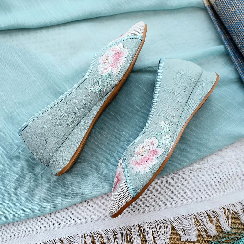 Veowalk Comfortable Cotton Fabric Women Slip on Pointed Toe Flat Shoes Chinese Embroidered Shoes White Pink Green Ballerinas