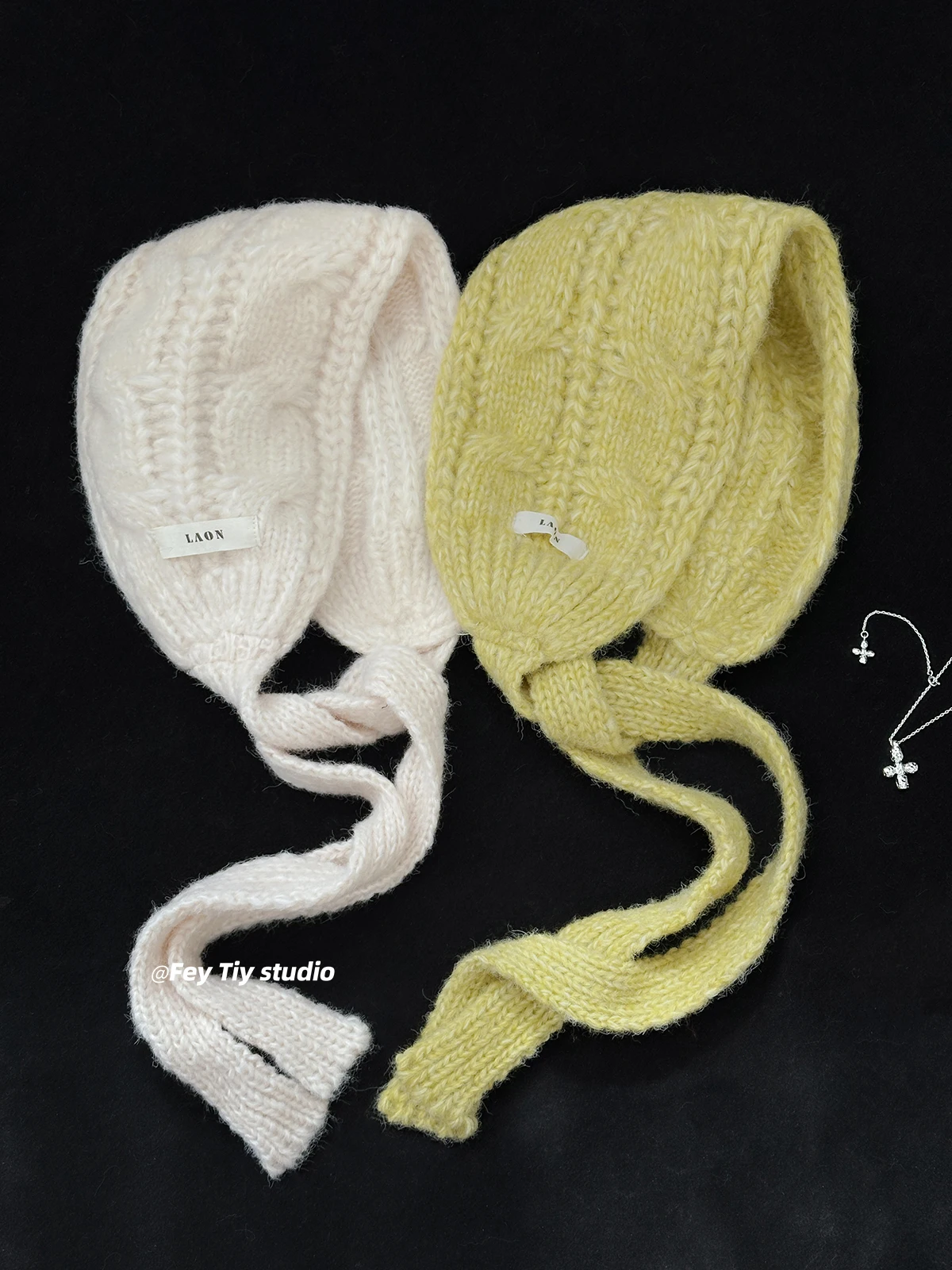 오목한 형태의 한국식 트위스트 크리스마스 새해 빨간색 니트 가방 모양 귀마개 단색 겨울 귀 보호 니트 헤어밴드