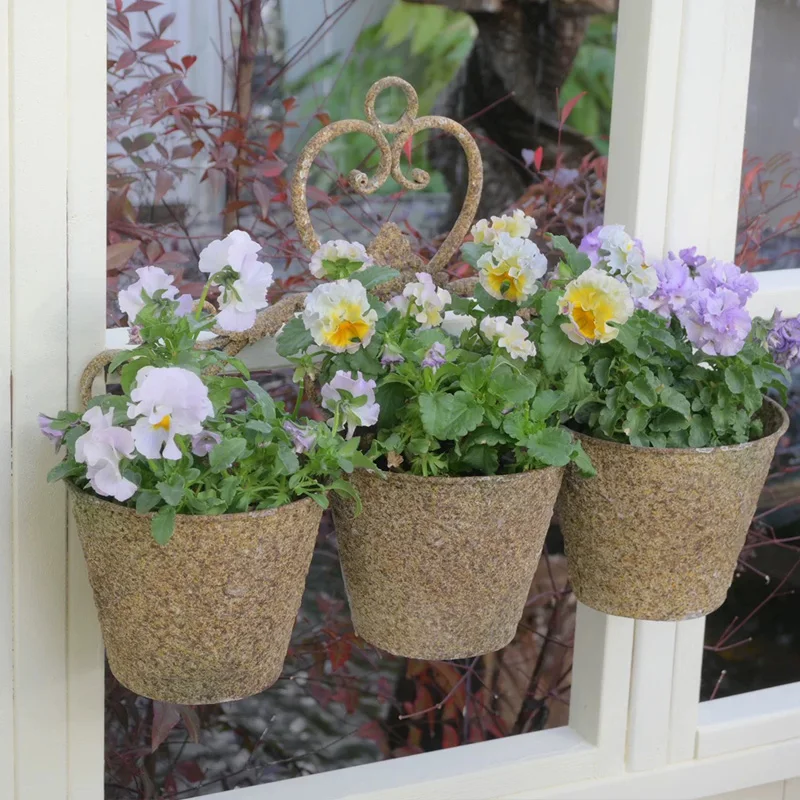 Vintage Metal Wall Mounted Planter Set, Rustic Brown Iron Flower Pots with Decorative Heart Design, 3-Piece Garden Container Set