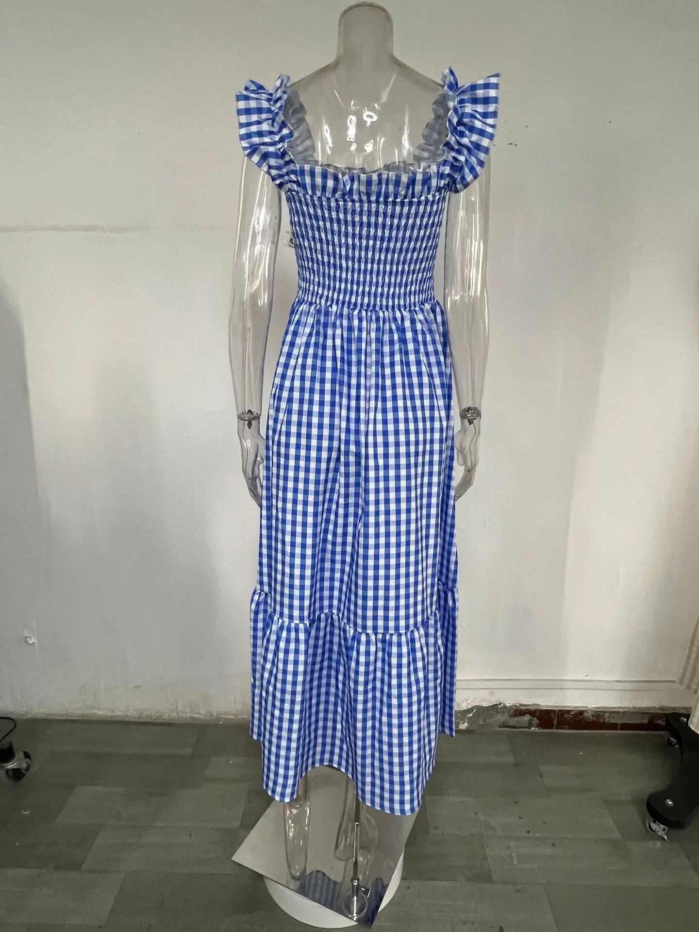 Vestido feminino solto de comprimento médio, sem mangas, gola quadrada, cintura alta, xadrez fluindo, verão