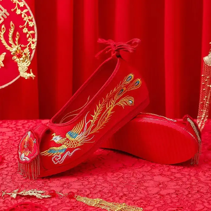 Scarpe da sposa rosse retrò da donna nuove scarpe di tela con suola piatta ricamate con nappe stile cinese scarpe Hanfu di grandi dimensioni con lacci poco profonde