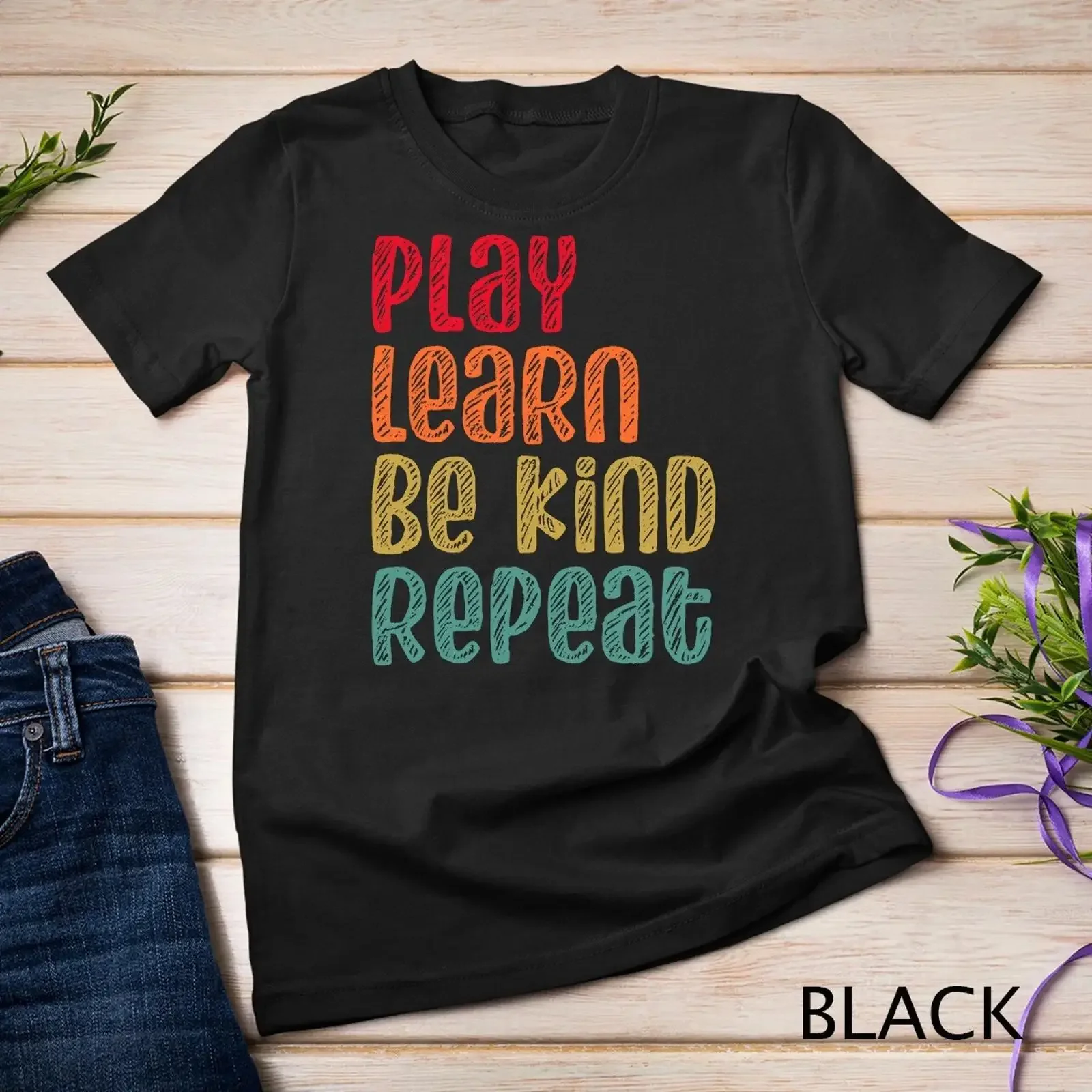 T-shirt vintage lavé et confortable avec motif graphique Play Learn Be Kind Repeat pour la Journée anti-pression scolaire 2024, polyvalent et extensible