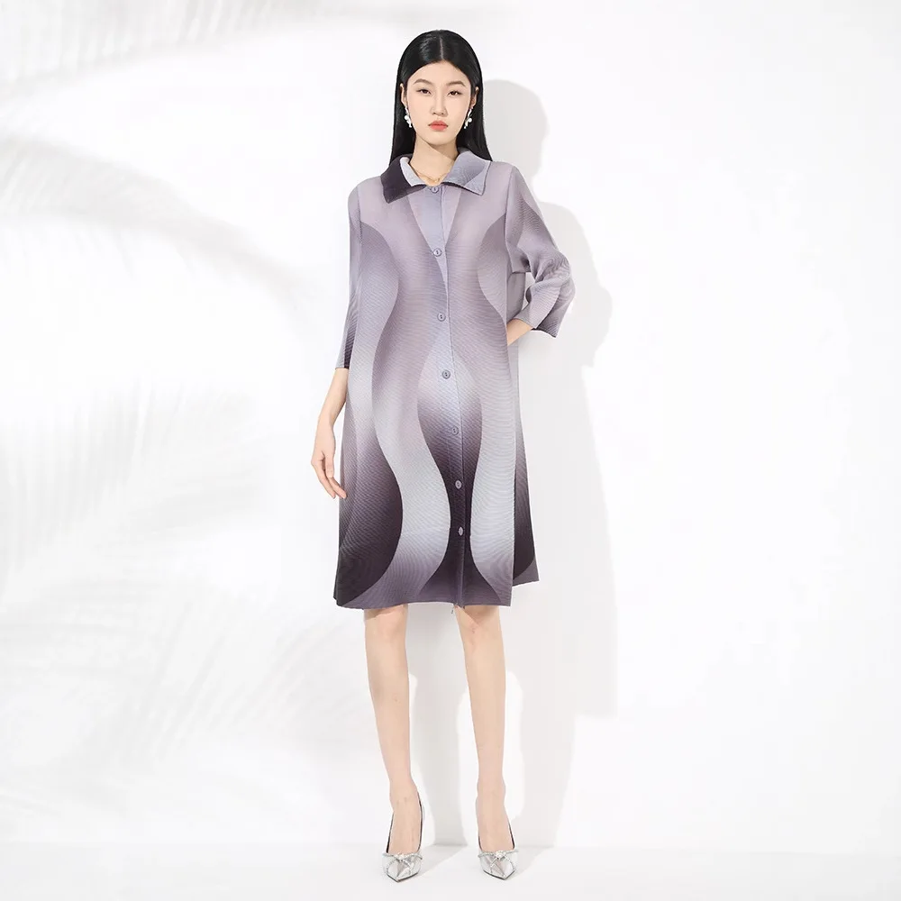 Faltiges Frühlingskleid Miyake, lockerer Farbverlauf, bedruckt, Flip-Kragen, Schnalle, sieben Zoll Ärmel, elastisch, mittellanger, schüttelnder Rock