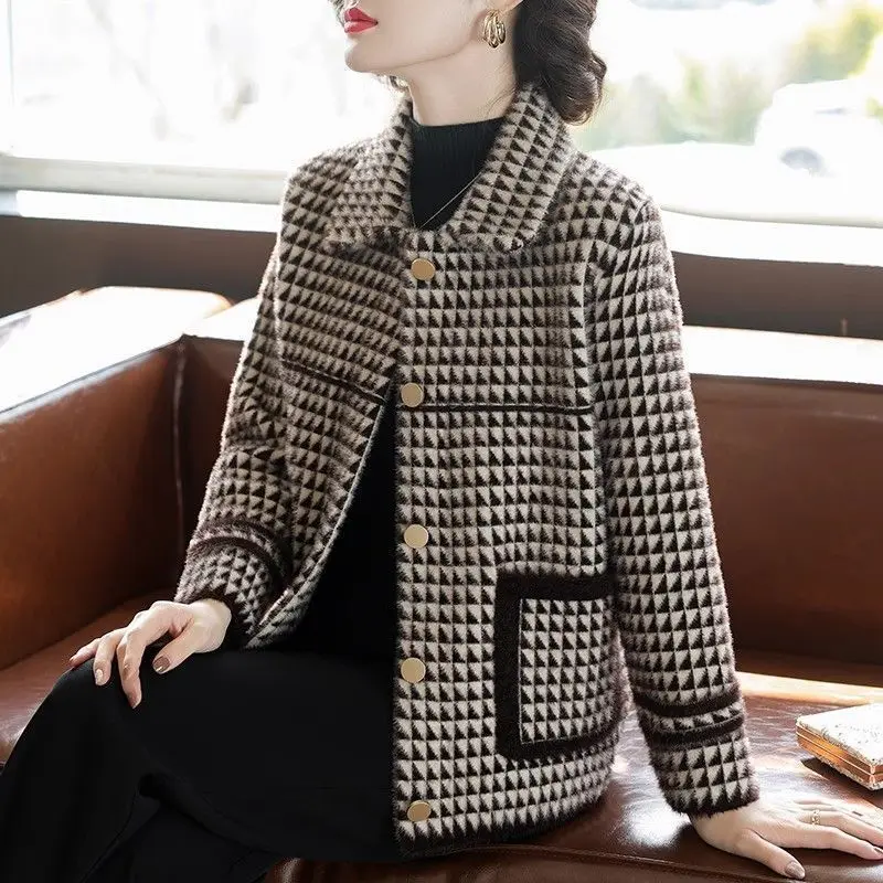 

2025 new grid imitation mink velvet top in the elderly women's autumn and winter knitted jacket