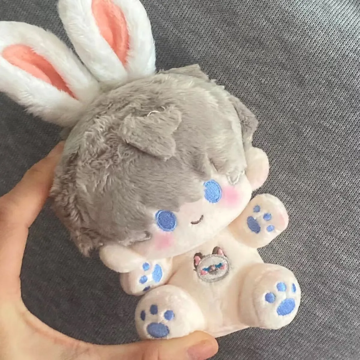 

Маленький рыбный торт атрибут 10 см «Любовь и глубокое пространство» Хлопковая кукла-звезда «Qi Yu Shen Xing Hui Xia Yi Daytime» атрибут куклы