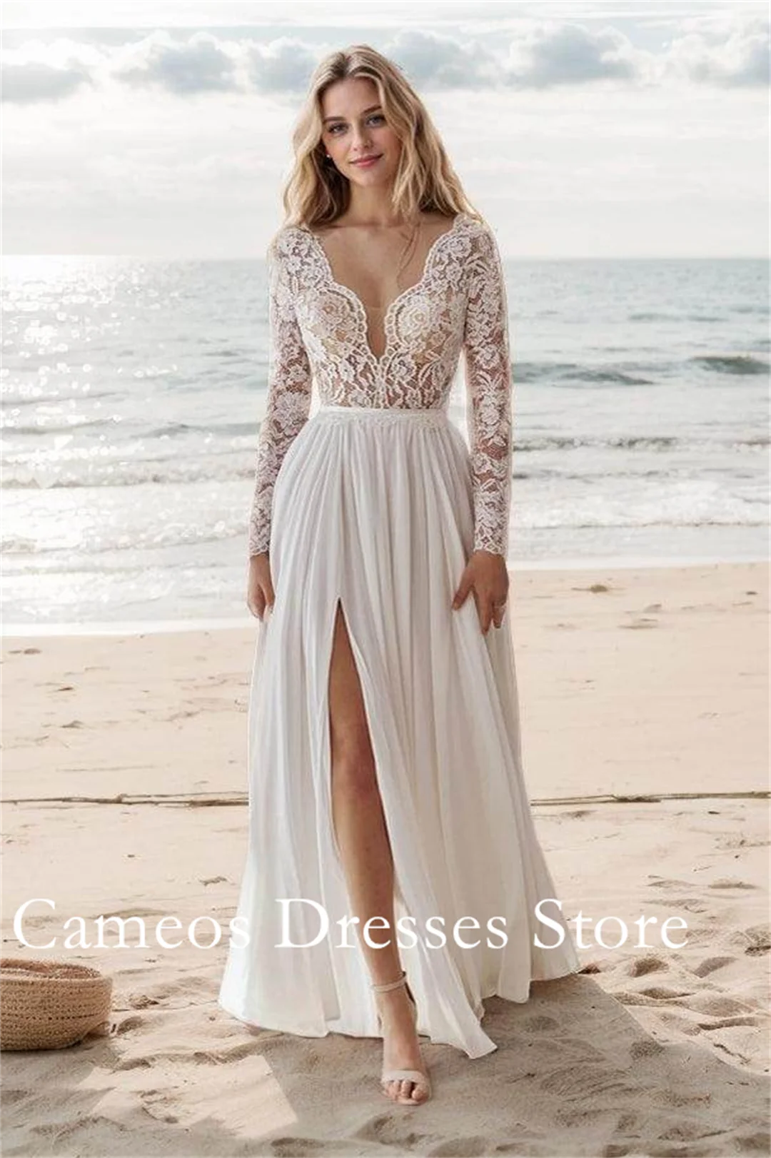 ชุดแต่งงานชายหาดลูกไม้คอวีลึกแบบสั่งตัดของ SONDR ชุดเจ้าสาวโบฮีเมียนผ้าชีฟองเรียบง่ายผ่าข้าง ชุดเจ้าสาวสำหรับผู้หญิง