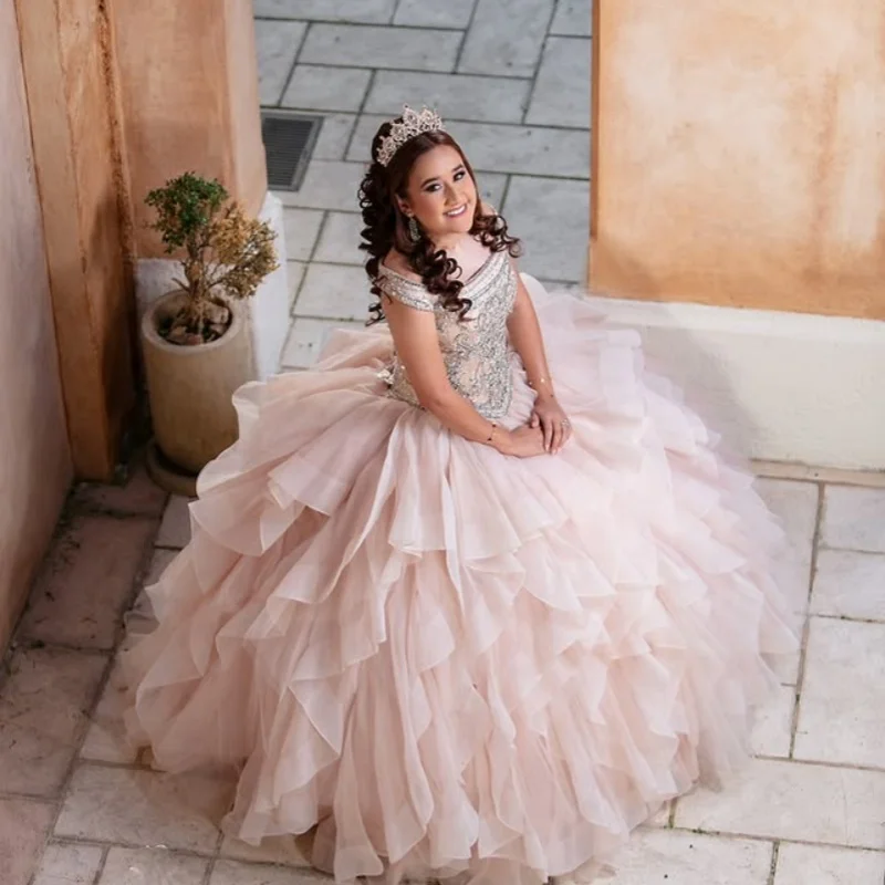 Vestido quinceanera rosa claro, ombro de fora, glitter, decalque, cauda, tull, renda, camadas, vestidos de 15 quinceanera ﻿ Personalizado