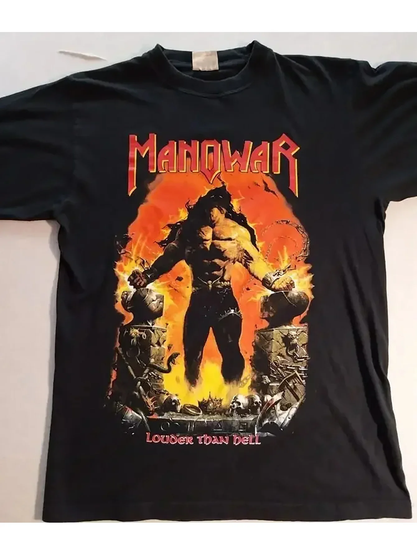 Camiseta Vintage Masculina MANOWAR “Louder Than Hell” - Com Designs de Guerreiro e Chamas - Camiseta Preta da Banda, Top Casual de Manga Curta