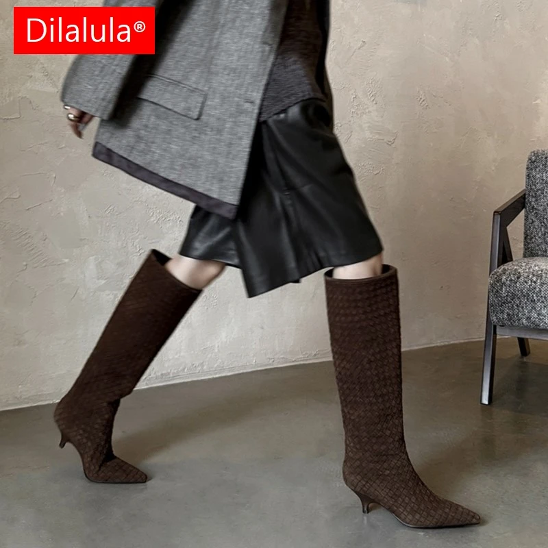 

Dilalula 2025 г., женские сапоги до колена из натуральной коровьей замши с острым носком, плетеные слипоны на каблуке для вечеринок и свиданий, длинные женские сапоги