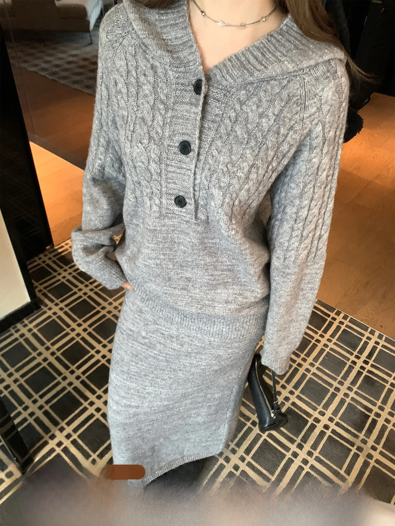 

Весенне-осенний вязаный комплект: модный женский костюм-двойка с юбкой макси и свитером с высоким воротом