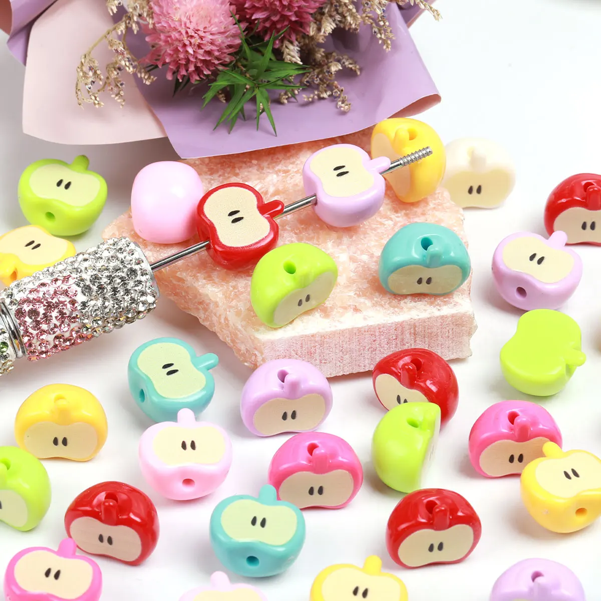 20 stücke Zufällige Farbe Schöne Äpfel Acryl Perlen Charms Dekorative Perlen Für Schmuck Machen Lose Spacer Perlen DIY Handmade handwerk