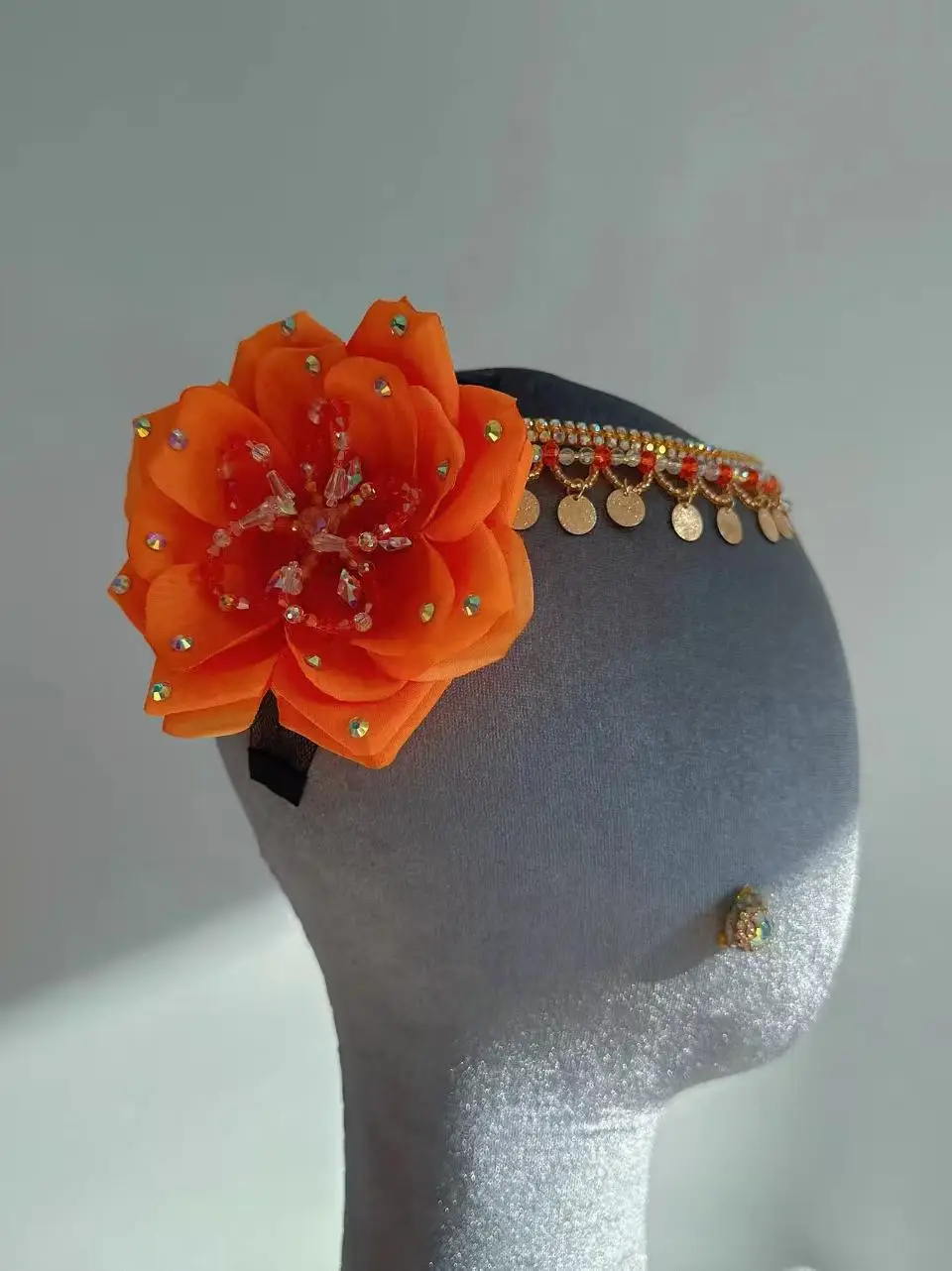 

Новый изысканный головной убор ручной работы подойдет для выступлений на соревнованиях, таких как вариации Пакита и Эсмеральда.