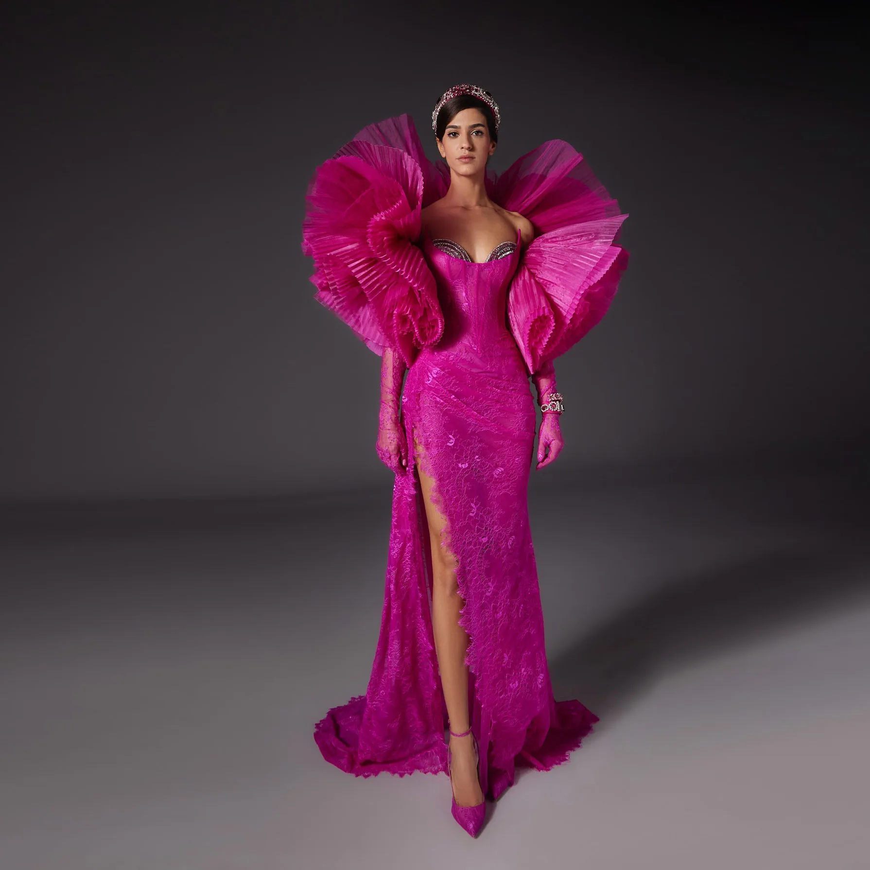 Gaun malam terpisah renda Fuchsia yang menakjubkan dengan gaun pesta Formal mode Lengan Tulle berlipat Ruched Arab kristal berkilau