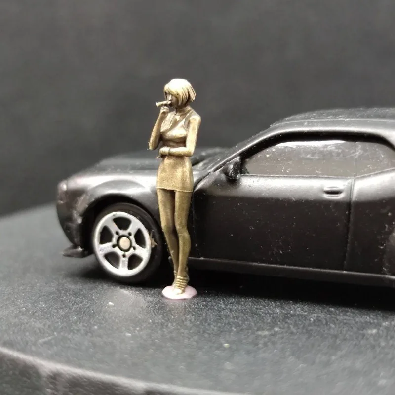 Metal Brass 1/64 Smoking on The Street Side Beauty Action Figures Sand Table Scene Model Miniature Ornament Accessories Toys