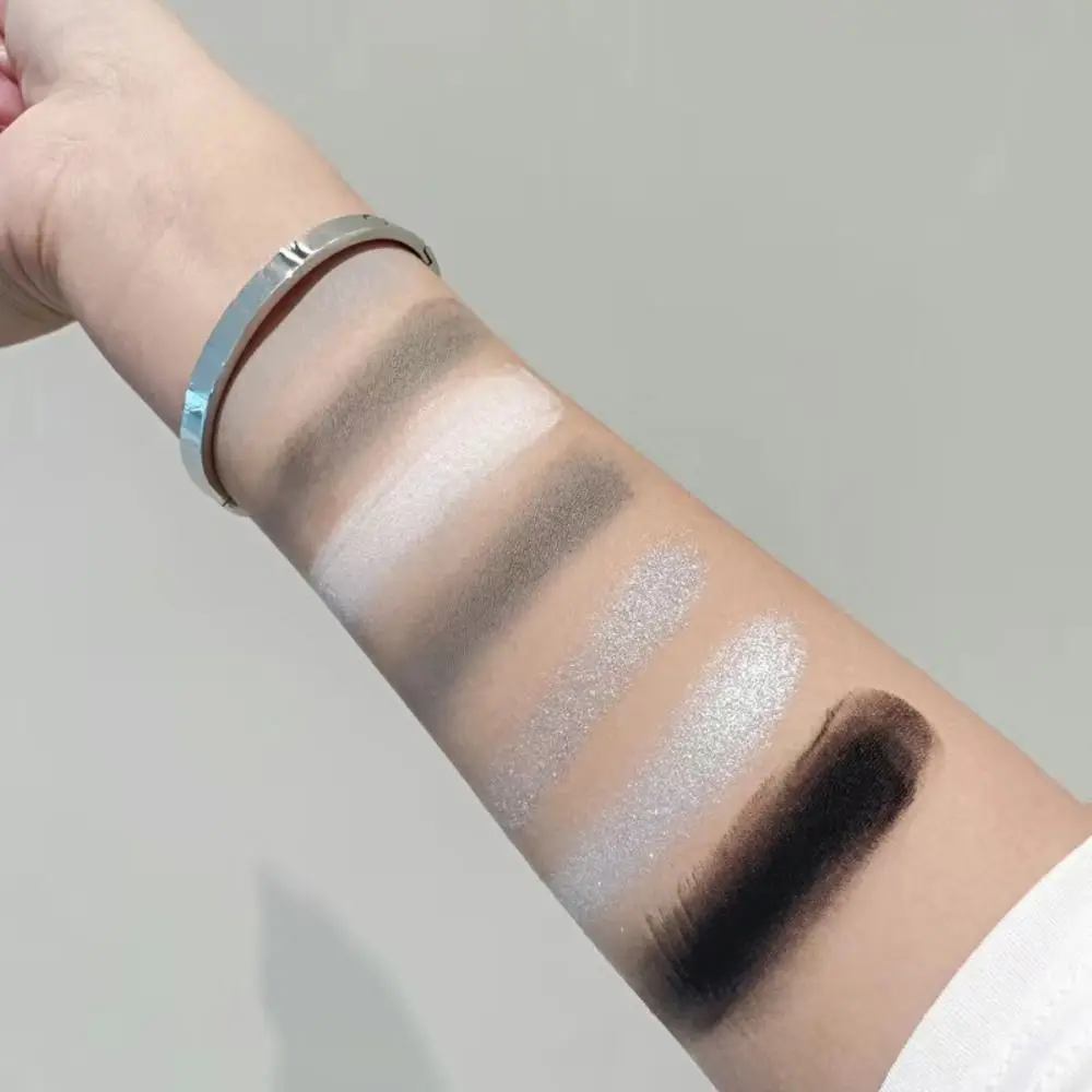 Tavolozza di ombretti Cool Toned 15 colori Piastra per ombretti perlati luccicanti perlescenti in metallo grigio scuro opaco