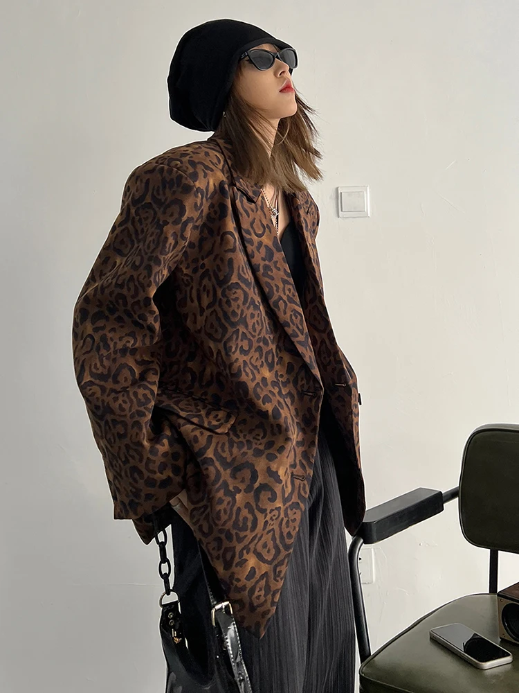 [EAM]  Women Leopard Print Big Size Casual Blazer New Lapel Long Sleeve Loose Fit Jacket Fashion Tide Spring Autumn 2024 1DF2518